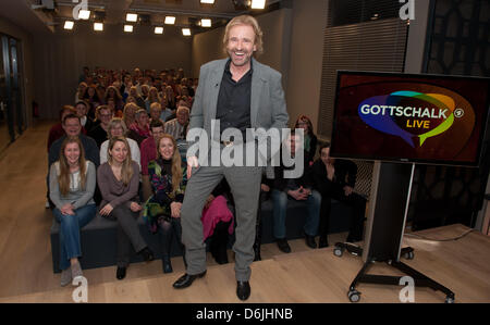 Présentateur de télévision allemand Thomas Gottschalk pose pour photos en face de l'auditoire en studio après la diffusion de son talk show 'Gottschalk live' à Berlin, Allemagne, 19 mars 2012. Photo : Joerg Carstensen Banque D'Images