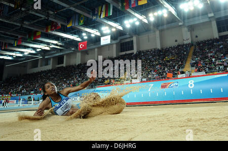 Bianca Stuart des Bahamas est en concurrence pour la finale de saut en longueur de la femme à l'IAAF World Indoor Championships à Atakoy Arena à Istanbul, Turquie, 11 mars 2012. Photo : Christian Charisius Banque D'Images