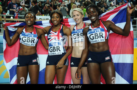 (L-R) Christine Ohuruogu lors, Shana Cox, Nicola Sanders et Perri Shakes-Drayton de Grande-bretagne célèbrent leur médaille d'or dans le 400 mètres à la finale du relais aux Championnats du monde en salle de l'IAAF à Atakoy Arena à Istanbul, Turquie, 11 mars 2012. Photo : Christian Charisius Banque D'Images