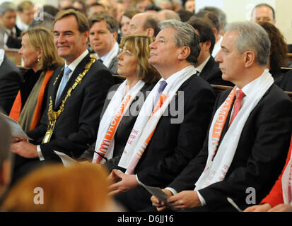 Le Président allemand Joachim Gauck (C) siège avec son partenaire Daniela Schadt (3-L), Maire de Leipzig Burkhard Jung (SPD, L) et le Premier Ministre de Saxe, Stanislaw Tillich (R) au cours d'une manifestation le commmorating 800 e anniversaire de la Chorale de Saint Thomas de Leipzig à l'église Saint-Thomas de Leipzig, Allemagne, 20 mars 2012. La chorale a été fondée en 1212 et est l'un des plus anciens choir Banque D'Images