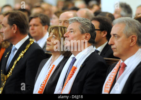 Le Président allemand Joachim Gauck (C) siège avec son partenaire Daniela Schadt (3-L), Maire de Leipzig Burkhard Jung (SPD, L) et le Premier Ministre de Saxe, Stanislaw Tillich (R) au cours d'une manifestation le commmorating 800 e anniversaire de la Chorale de Saint Thomas de Leipzig à l'église Saint-Thomas de Leipzig, Allemagne, 20 mars 2012. La chorale a été fondée en 1212 et est l'un des plus anciens choir Banque D'Images