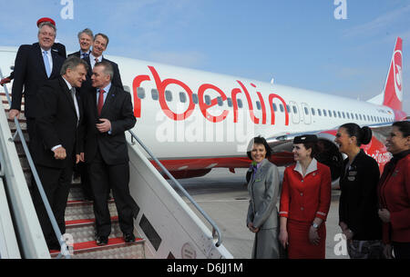 Directeur général d'airberlin (Hartmut Mehdorn/L) se distingue avec Willie Walsh (GIC/R), Bruce Ashby (oneworld, L-R), Keith Williams (British Airways) et Tom Horton (American Airlines) sur une passerelle à la nouvelle 'Willy Brandt' Berlin-Brandenburg Airport de Schönefeld, Allemagne, 20 mars 2012. La deuxième plus grande compagnie aérienne de l'Allemagne fête son entrée dans l'alliance des airli Banque D'Images