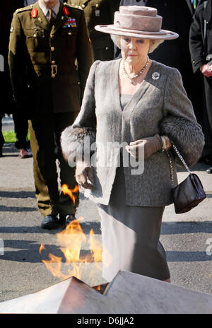 La Reine Beatrix des Pays-Bas dépose une couronne de fleurs au monument national en Luxembourg, le 20 mars 2012. La Reine Beatrix apporte une 3 jours visite d'État au Luxembourg du 20 au 22 mars. Photo : Patrick van Katwijk Pays-bas OUT Banque D'Images