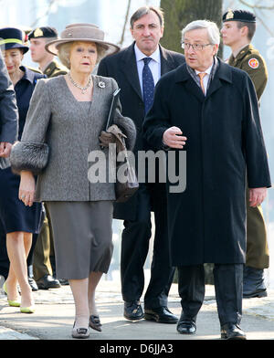 La Reine Beatrix des Pays-Bas établit une couronne avec le Premier Ministre du Luxembourg Jean-Claude Juncker au monument national en Luxembourg, le 20 mars 2012. La Reine Beatrix apporte une 3 jours visite d'État au Luxembourg du 20 au 22 mars. Photo : Patrick van Katwijk Pays-bas OUT Banque D'Images