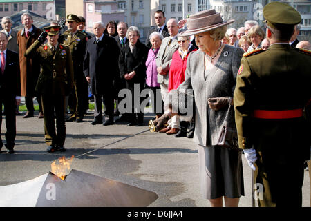 La Reine Beatrix des Pays-Bas établit une couronne au monument à Luxembourg, le 20 mars 2012. La Reine Beatrix apporte une 3 jours visite d'État au Luxembourg du 20 au 22 mars. Photo : Patrick van Katwijk Pays-bas OUT Banque D'Images