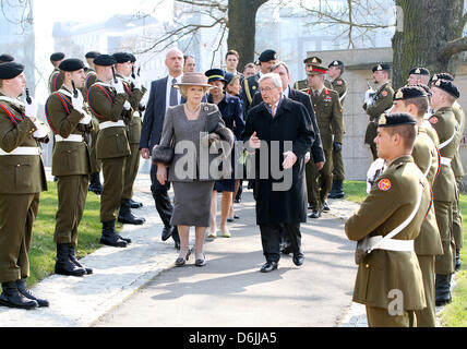 La Reine Beatrix des Pays-Bas établit une couronne avec le Premier Ministre du Luxembourg Jean-Claude Juncker au monument national en Luxembourg, le 20 mars 2012. La Reine Beatrix apporte une 3 jours visite d'État au Luxembourg du 20 au 22 mars. Photo : Patrick van Katwijk Pays-bas OUT Banque D'Images