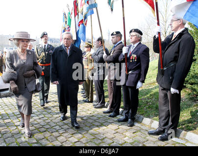 La Reine Beatrix des Pays-Bas établit une couronne avec le Premier Ministre du Luxembourg Jean-Claude Juncker au monument national en Luxembourg, le 20 mars 2012. La Reine Beatrix apporte une 3 jours visite d'État au Luxembourg du 20 au 22 mars. Photo : Patrick van Katwijk Pays-bas OUT Banque D'Images