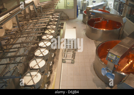 L'équipement de fabrication du fromage à l'intérieur de la Maison du Gruyère, Gruyères, Fribourg, Suisse, Europe Banque D'Images