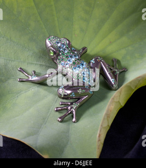 Une élégante broche conçu en forme de grenouille sur feuille de lotus Banque D'Images