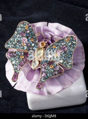 Un luxe broche papillon décoré par Diamond et pierres précieuses Banque D'Images