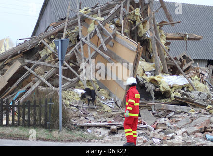 Les chiens de sauvetage recherchez une maison détruite dans Boek, Allemagne, 21 mars 2012. La maison a été détruit dans une explosion. Un homme a été retrouvé gravement blessé dans son lit, une femme est toujours manquant. Photo : SUSAN EBEL Banque D'Images