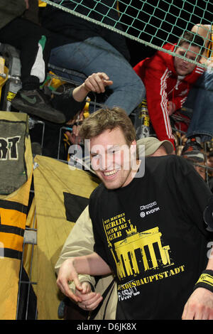 Kevin Grosskreutz Dortmund célèbre la victoire avec les fans après le match de demi-finale de la Coupe DFB y Cantón de Greuther Fürth entre Borussia Dortmund et à l'Arène Trolli dans Fuerth, Allemagne, 20 mars 2012. Dortmund remporte le match 1-0 et se rend à la finale de la Coupe DFB. Photo : Daniel Karmann Banque D'Images