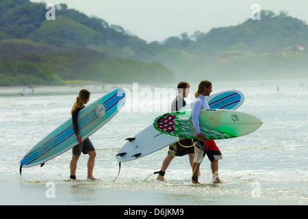 Couple de surf à Playa Guiones beach, Nosara, Péninsule de Nicoya, Province de Guanacaste, Costa Rica, Amérique Centrale Banque D'Images