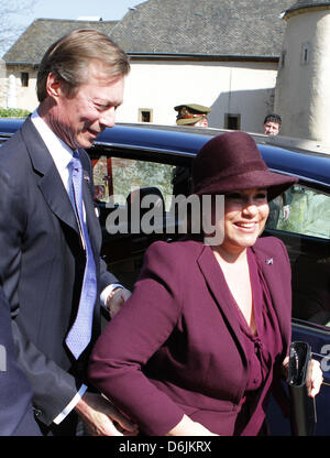 Le Grand-Duc Henri de Luxembourg et de la Grande-Duchesse Maria Teresa de Luxembourg vu au cours de la Reine Beatrix des Pays-Bas' visite au château Bourglinster pendant le 2e jour de sa visite d'Etat de trois jours à Luxembourg, le 21 mars 2012. Photo : Albert Philip van der Werf / Pays-Bas OUT Banque D'Images