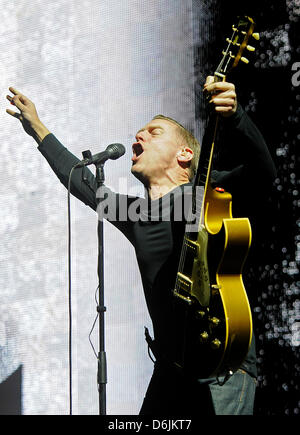 Bryan Adams joue sur la scène pendant un concert à Cologne, Allemagne, 21 mars 2012. La chanteuse canadienne a commencé sa tournée en Allemagne à Cologne. Photo : Henning Kaiser Banque D'Images