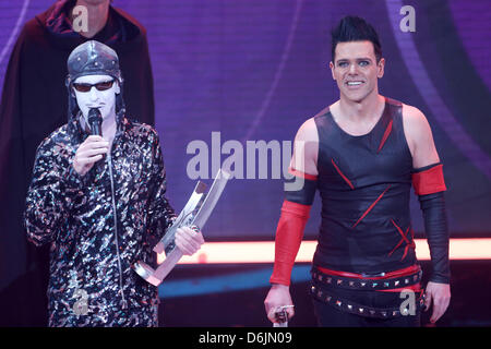 Jusqu'à Lindemann (R), chanteuse de rock allemand Rammstein, reçoit le Prix de la musique Echo 2012 au cours de la cérémonie de remise des prix de l'écho à Berlin, Allemagne, le 22 mars 2012. Le prix de la musique de l'écho est présentée dans 27 catégories. Photo : afp/Michael Kappeler lbn Banque D'Images