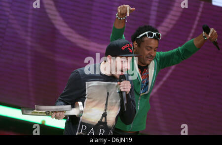 Le rappeur allemand Casper (avant) reçoit le Prix de la musique Echo 2012 dans la catégorie 'Hip-Hop/Jamaican-American urbain' de chanteur et rappeur reggae Shaggy à l'Echo Awards à Berlin, Allemagne, le 22 mars 2012. Le prix de la musique de l'écho est présentée dans 27 catégories. Photo : afp/Michael Kappeler lbn  + + +(c) afp - Bildfunk + + + Banque D'Images