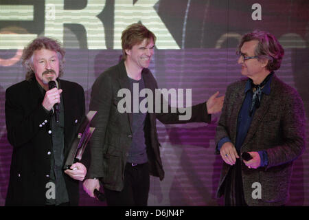 Le chanteur allemand Wolfgang Niedecken (L) reçoit l'Echo 2012 Music Award dans la catégorie 'Live' à la fois Achivement Echo Awards cérémonie à Berlin, Allemagne, le 22 mars 2012. (C), chanteur Campino et (R) directrice Wim Wenders. Le prix de la musique de l'écho est présentée dans 27 catégories. Photo : afp/Michael Kappeler lbn  + + +(c) afp - Bildfunk + + + Banque D'Images