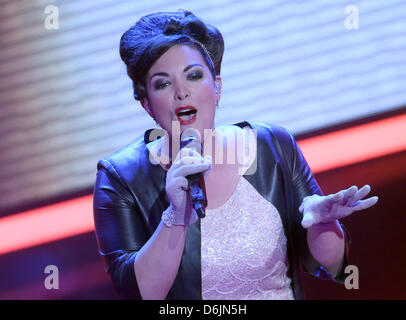 La chanteuse néerlandaise Caro Emerald effectue au cours de l'Echo 2012 Music Awards à Berlin, Allemagne, le 22 mars 2012. Le prix de la musique de l'écho est présentée dans 27 catégories. Photo : afp/Michael Kappeler lbn Banque D'Images