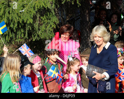 La Camilla, Duchesse de Cornouailles, arrive à la British International École primaire de Djursholm à Stockholm, Suède, 23 mars 2012. Le Prince Charles et son épouse sont sur un tour du Jubilé de diamant de la Scandinavie. Photo : Albert Nieboer / Pays-Bas OUT Banque D'Images