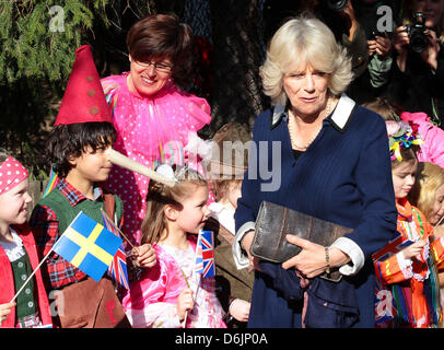 La Camilla, Duchesse de Cornouailles, arrive à la British International École primaire de Djursholm à Stockholm, Suède, 23 mars 2012. Le Prince Charles et son épouse sont sur un tour du Jubilé de diamant de la Scandinavie. Photo : Albert Nieboer / Pays-Bas OUT Banque D'Images