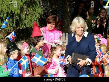 La Camilla, Duchesse de Cornouailles, arrive à la British International École primaire de Djursholm à Stockholm, Suède, 23 mars 2012. Le Prince Charles et son épouse sont sur un tour du Jubilé de diamant de la Scandinavie. Photo : Albert Nieboer / Pays-Bas OUT Banque D'Images