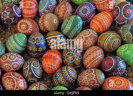 Oeufs colorés se situent sur une grande plaque à l'occasion du 15e Marché de l'oeuf de Pâques en sorabe Schleife, Allemagne, 24 mars 2012. Les quatre techniques de conception d'oeufs de Pâques - batik à la cire, cire-gaufrage, à l'éraflure et gravure - sont présentées au public jusqu'au 25 mars 2012. Photo : Matthias Hiekel Banque D'Images