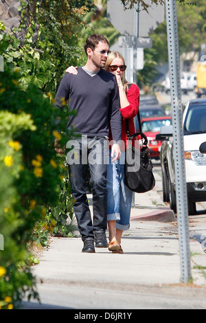 Michael Polish et Kate Bosworth Kate Bosworth conserve près de son petit ami qu'il quitte après avoir restaurant Limonade Banque D'Images