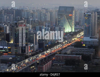 (Dossier) - Un fichier dpa photo datée du 13 novembre 2011 montre le trafic et gratte-ciel de Pékin, Chine. Photo : Angelika Warmuth Banque D'Images