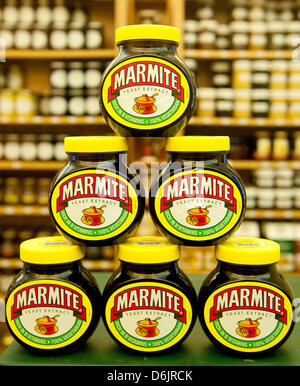 (Dossier) une archive photo datée du 21 mars 2012 présente le pain végétarien Marmite propagation assise sur une table à Berlin, Allemagne, 21 mars 2012. Marmite est soit aimé ou détesté, mais maintenant l'offre la Nouvelle-Zélande produit est faible. L'usine a été endommagée par un tremblement de terre. Photo : Sebastian Kahnert Banque D'Images