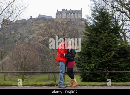 Couple en face du château d'Edimbourg Banque D'Images