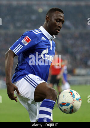 Chinedu Obasi du Schalke passe le ballon au cours de la Bundesliga match entre Schalke 04 et le Bayer Leverkusen au Veltins-Arena de Gelsenkirchen, Allemagne, 24 mars 2012. Schalke gagne 2-0. Photo : Friso Gentsch Banque D'Images