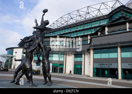 Le stade de rugby de Twickenham et rugby sculpture Banque D'Images