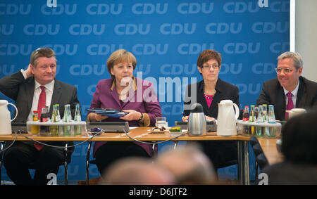 La chancelière allemande et présidente fédérale de la CDU Angela Merkel (2-L) se trouve à côté du premier ministre de la sarre Annegret Kramp-Karrenbauer, vice-président de la CDU Norbert Roettgen (R) et Secrétaire général de la CDU Hermann Groehe avant la réunion du conseil fédéral des chrétiens-démocrates CDU à Berlin, Allemagne, 26 mars 2012. Kramp-Karrenbauer a remporté la Sarre élections de l'État le 25 mars 2012. Ph Banque D'Images