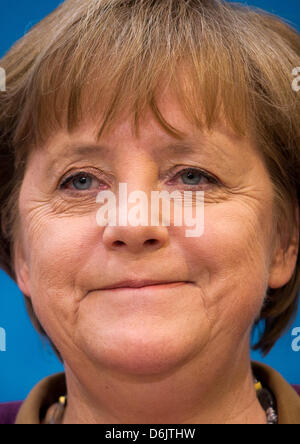 La chancelière allemande et présidente fédérale de la CDU, Angela Merkel, assiste à une conférence de presse sur la réunion du conseil fédéral des chrétiens-démocrates CDU à Berlin, Allemagne, 26 mars 2012. La réunion a porté les résultats de l'élections de l'état de la Sarre. Photo : MICHAEL KAPPELER Banque D'Images