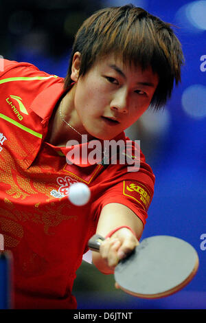 Ding de la Chine contre l'Ukraine sert Ning Gaponova Ganna dans le groupe de femmes un match Chine par rapport à l'Ukraine de l'équipe de Tennis de Table 2012 World Championships à Westfalenhalle à Dortmund, en Allemagne, le 26 mars 2012. Photo : MARIUS BECKER Banque D'Images