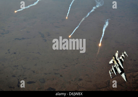 L'US Air Force F-16 Fighting Falcon de presse flare decoys 9 novembre 2011 au sujet de l'Irak. Banque D'Images