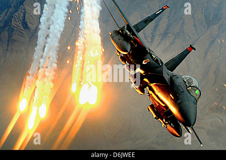 L'US Air Force F-15E Strike Eagle lance leurres avion de chasse la chaleur pendant une mission de soutien de l'air du 15 décembre 2008 sur l'Afghanistan. Banque D'Images