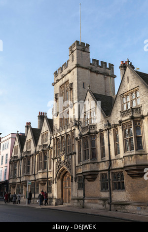Tower et l'entrée à l'All Souls College, Oxford, Oxfordshire, Angleterre, Royaume-Uni, Europe