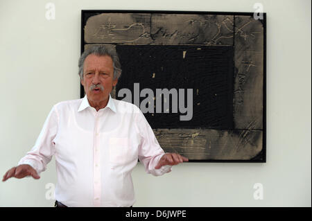 Editeur Alfred Neven DuMont est photographié dans son bureau de l'édifice de l'édition DuMont Neven à Cologne, Allemagne, 28 mars 2012. Il avait trois objectifs de carrière lorsqu'il avait 16 ans : Auteur, réalisateur et acteur. Il s'est rendu compte qu'eux tous. Depuis près de sic décennies il a travaillé dans un quatrième emploi : l'éditeur de journal. Alfred Neven DuMont 85 tours le 29 mars 2012. Photo : FEDERICO GAMBARINI Banque D'Images