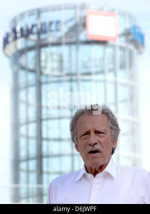 Editeur Alfred Neven DuMont est photographié dans le jardin sur le toit de l'immeuble d'édition DuMont Neven à Cologne, Allemagne, 28 mars 2012. Il avait trois objectifs de carrière lorsqu'il avait 16 ans : Auteur, réalisateur et acteur. Il s'est rendu compte qu'eux tous. Depuis près de sic décennies il a travaillé dans un quatrième emploi : l'éditeur de journal. Alfred Neven DuMont 85 tours le 29 mars 2012. Photo : FEDERICO GAMBARINI Banque D'Images