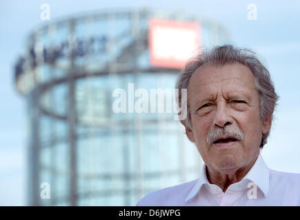 Editeur Alfred Neven DuMont est photographié dans le jardin sur le toit de l'immeuble d'édition DuMont Neven à Cologne, Allemagne, 28 mars 2012. Il avait trois objectifs de carrière lorsqu'il avait 16 ans : Auteur, réalisateur et acteur. Il s'est rendu compte qu'eux tous. Depuis près de sic décennies il a travaillé dans un quatrième emploi : l'éditeur de journal. Alfred Neven DuMont 85 tours le 29 mars 2012. Photo : FEDERICO GAMBARINI Banque D'Images