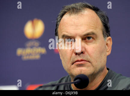 Entraîneur de l'Athletic Bilbao, Marcelo Bielsa, parle lors d'une conférence de presse à Gelsenkirchen, Allemagne, 28 mars 2012. Le FC Schalke 04 fait face à l'Athletic Bilbao pour un match de quart de finale de la Ligue Europa le 29 mars 2012. Photo : Caroline Seidel Banque D'Images