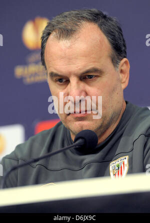 Entraîneur de l'Athletic Bilbao, Marcelo Bielsa, parle lors d'une conférence de presse à Gelsenkirchen, Allemagne, 28 mars 2012. Le FC Schalke 04 fait face à l'Athletic Bilbao pour un match de quart de finale de la Ligue Europa le 29 mars 2012. Photo : Caroline Seidel Banque D'Images