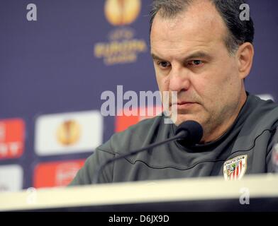 Entraîneur de l'Athletic Bilbao, Marcelo Bielsa, parle lors d'une conférence de presse à Gelsenkirchen, Allemagne, 28 mars 2012. Le FC Schalke 04 fait face à l'Athletic Bilbao pour un match de quart de finale de la Ligue Europa le 29 mars 2012. Photo : Caroline Seidel Banque D'Images