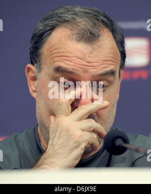 Entraîneur de l'Athletic Bilbao, Marcelo Bielsa, parle lors d'une conférence de presse à Gelsenkirchen, Allemagne, 28 mars 2012. Le FC Schalke 04 fait face à l'Athletic Bilbao pour un match de quart de finale de la Ligue Europa le 29 mars 2012. Photo : Caroline Seidel Banque D'Images