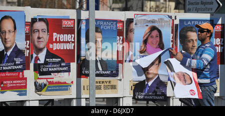 Un homme met en place des affiches électorales des candidats à l'élection présidentielle française de Marseille, France, 28 mars 2012. Les élections présidentielles en France commence le 22 avril 2012. Bulletin final est prévue pour le 06 mai 2012. Photo : Andreas Gebert Banque D'Images