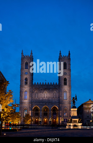 La Cathédrale Notre-Dame au crépuscule dans la place d'armes, Montréal, Québec, Canada, Amérique du Nord Banque D'Images