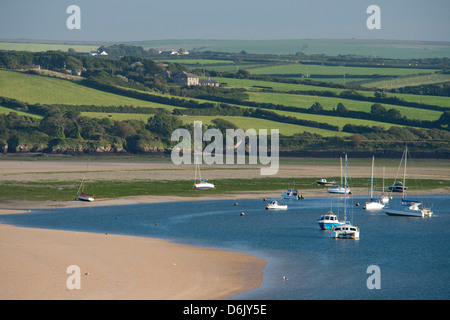 Collines et yachts amarrés dans l'estuaire de Camel Padstow Cornwall, Angleterre, Royaume-Uni, Europe Banque D'Images