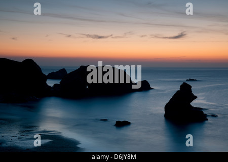 Coucher du soleil sur les formations rocheuses inhabituelles dans Porthcothan Bay, Cornwall, Angleterre, Royaume-Uni, Europe Banque D'Images